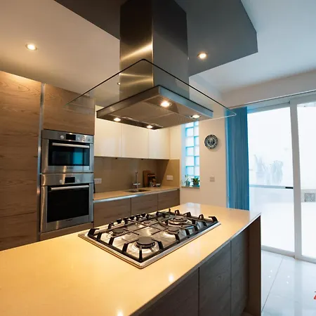 דירה 3br With Stunning Views In *